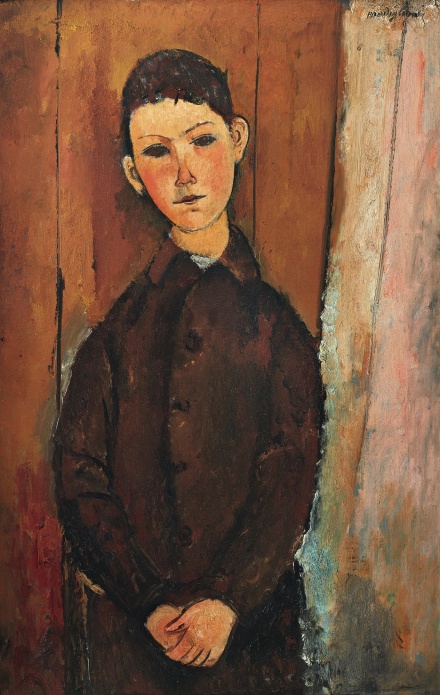 Amedeo Modigliani, Jeune homme assis, les mains croisées sur les geno (1918), via Sotheby's